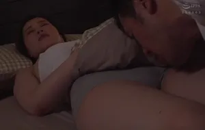 3 ngày anh xã đi bàn việc làm ăn, cô vợ ở nhà nữa đêm bị bố chồng mò vào phòng
